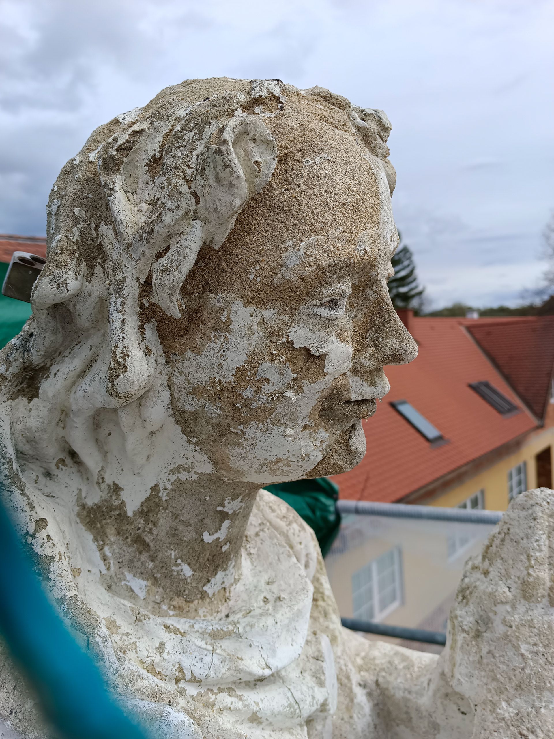 2024 Mariensäule Schrattenthal Kopf Maria vor der Restaurierung