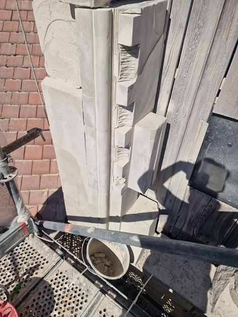 Vierungen Fensterbogen links während des Restaurationsprozesses