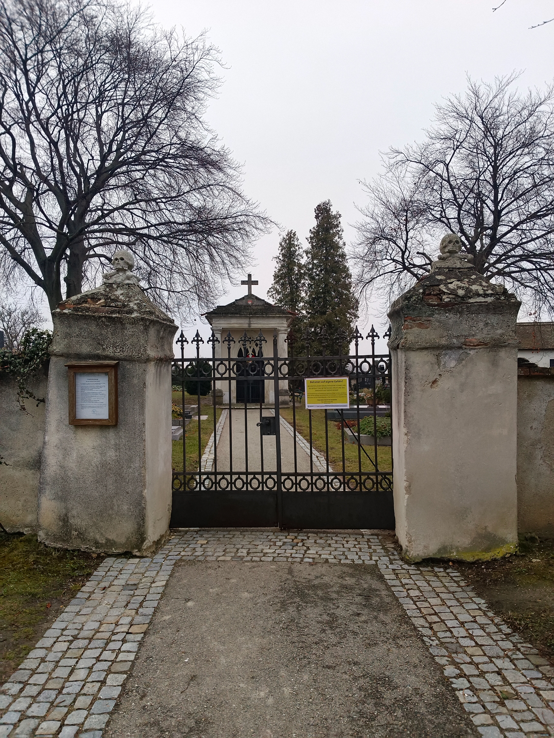 2024 Friedhofsportal Schrattenthal vor der Restaurierung