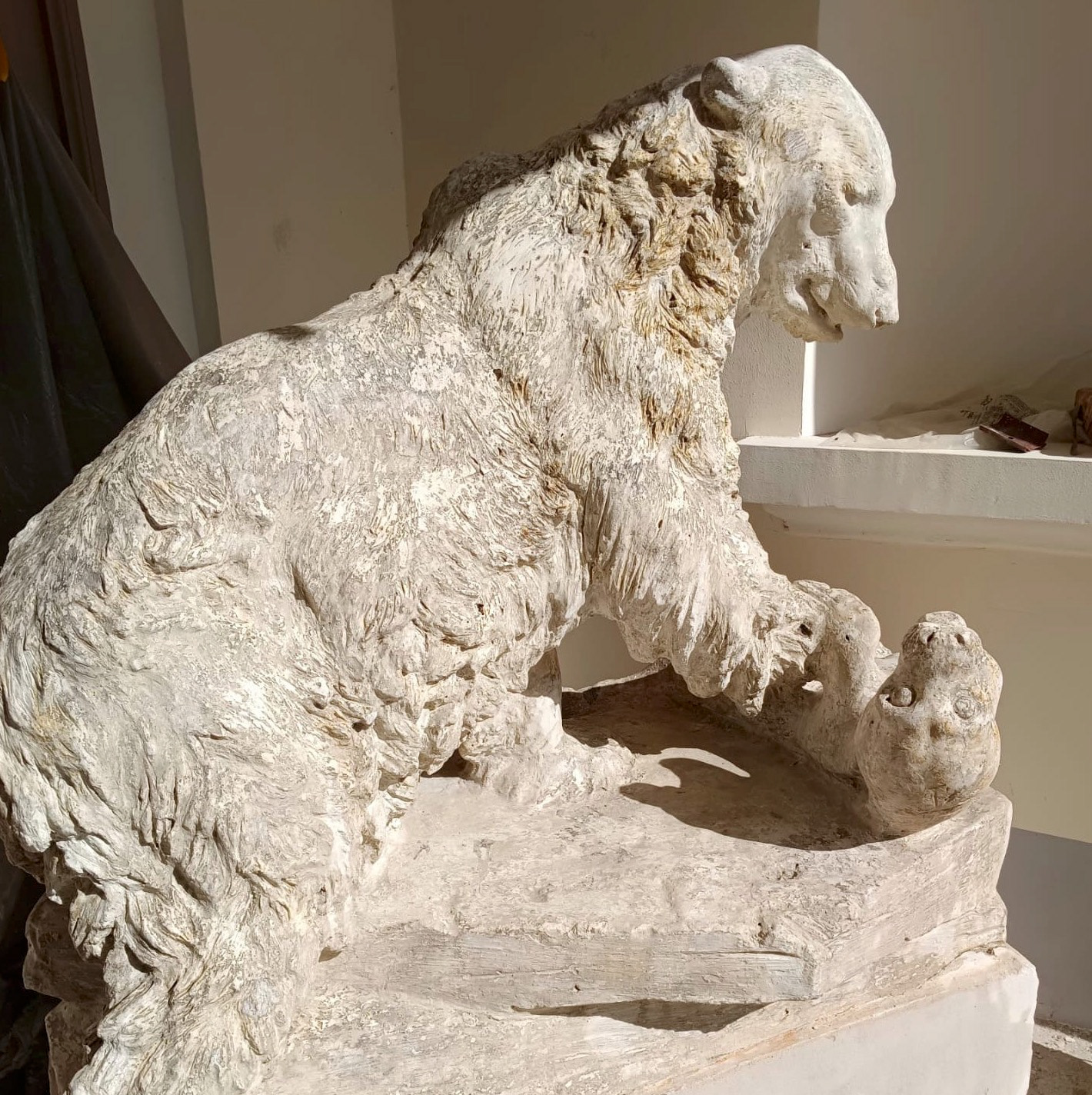 Bärenvilla, Gipsmodell des Eisbären vor der Restaurierung