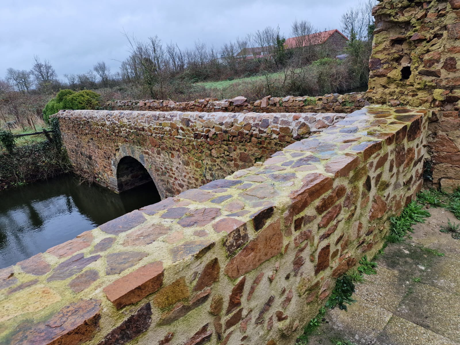 Chateau La Touche Brücke nach der Restaurierung