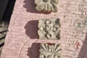 Kreuzblumen Steinarbeit