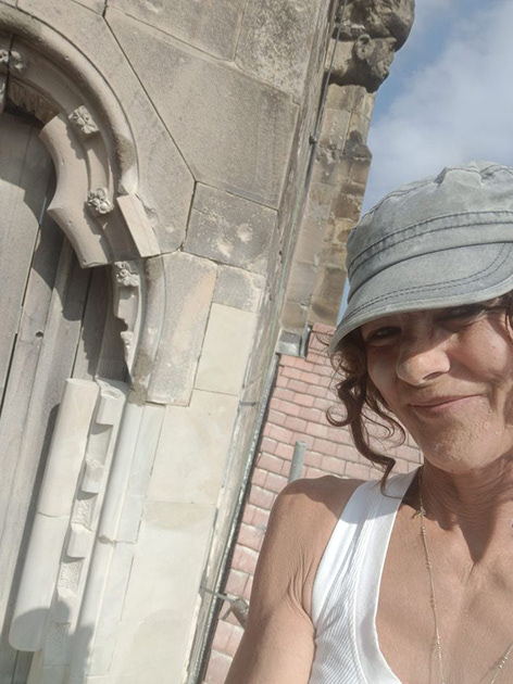 Fensterbogen rechts Vierungen Säule und Kreuzblumen während des Restaurationsprozesses