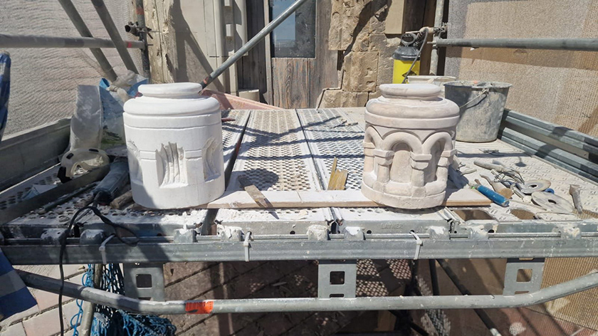 Restaurationsprozess Marmorbasen Links Steinarbeit, rechts ergänzt