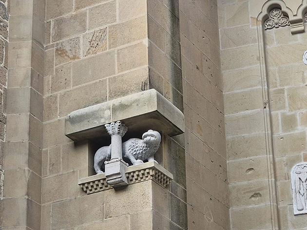 Löwe und und restauriertes Mauerwerk mit Neuverfugung