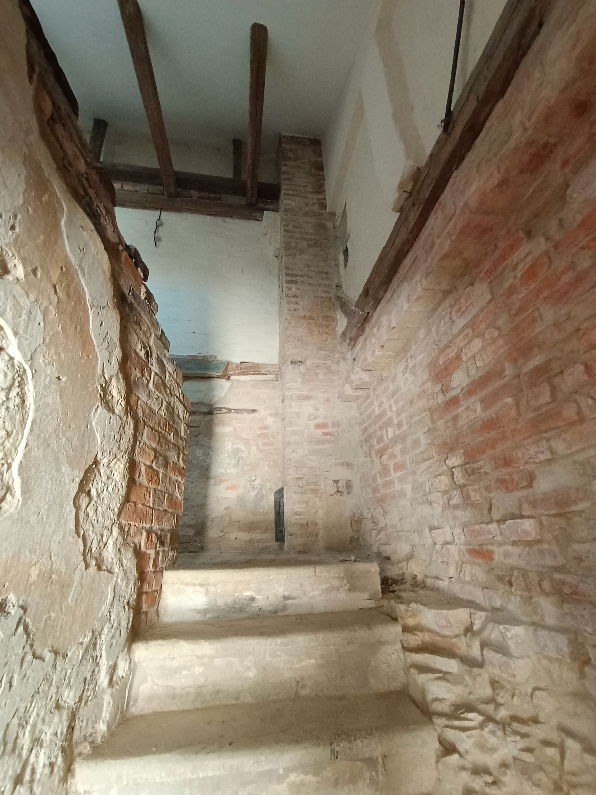 restauriertes Mauerwerk Stiegenaufgang