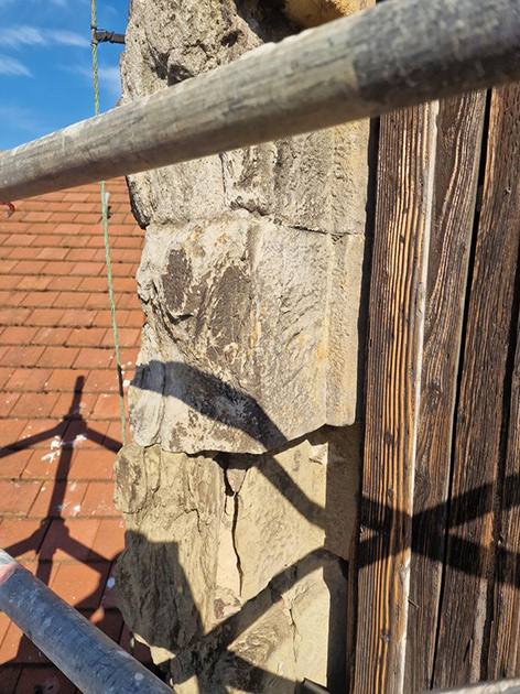 Schadensbild links vor der Restauration