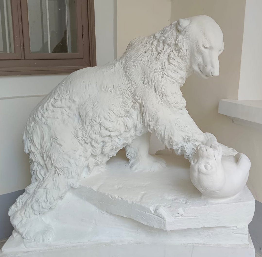 2023 Bärenvilla in Wien, restaurierter Bär von Bildhauer Otto Jarl