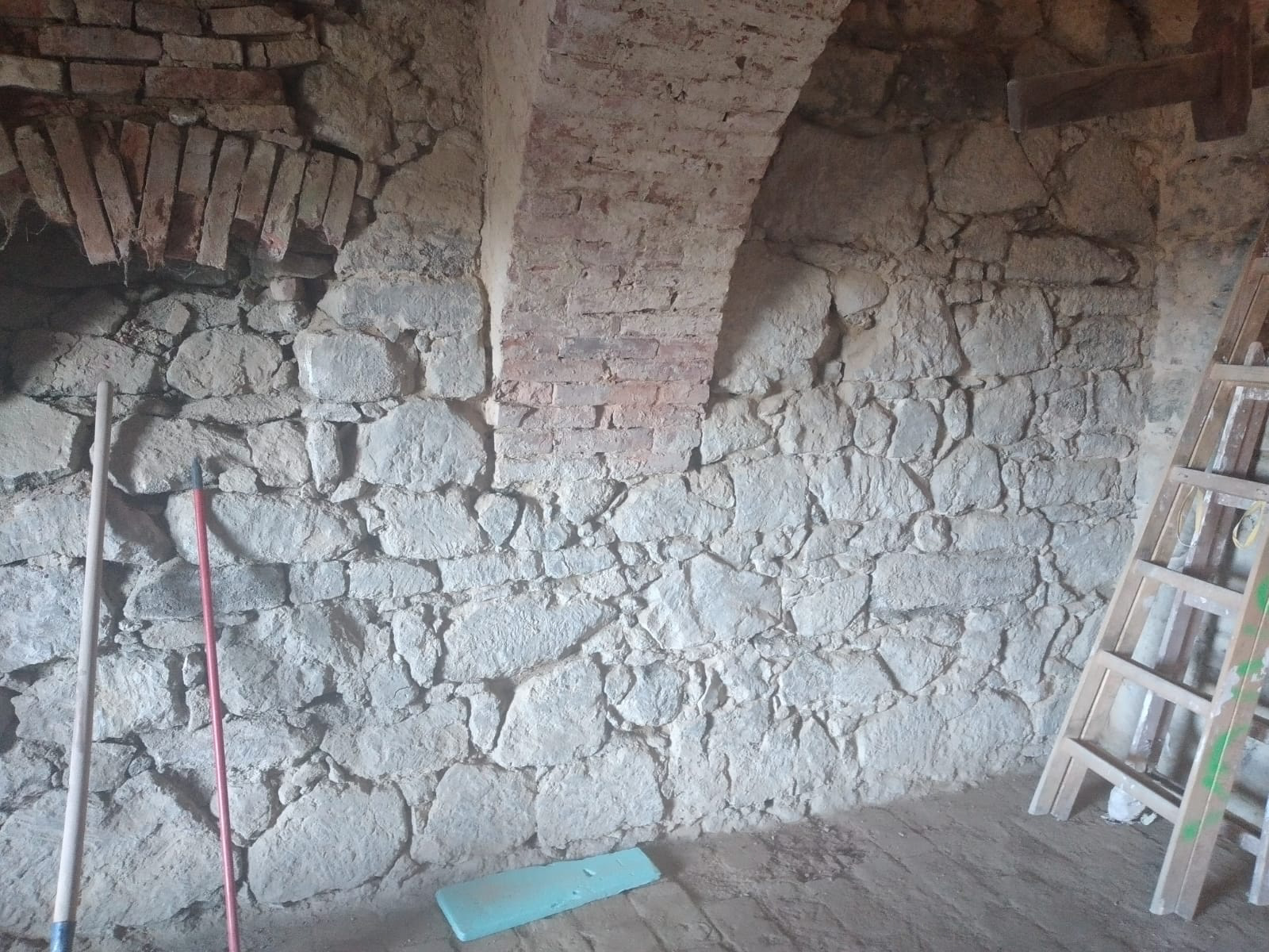 Gloriette Steiermark historisches Kellergewölbe vor der Restaurierung