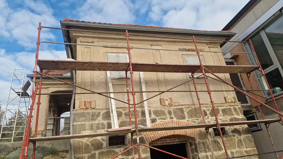 Gloriette Raabau Restaurationsprozess und restauriertes Feldsteinmauerwerk