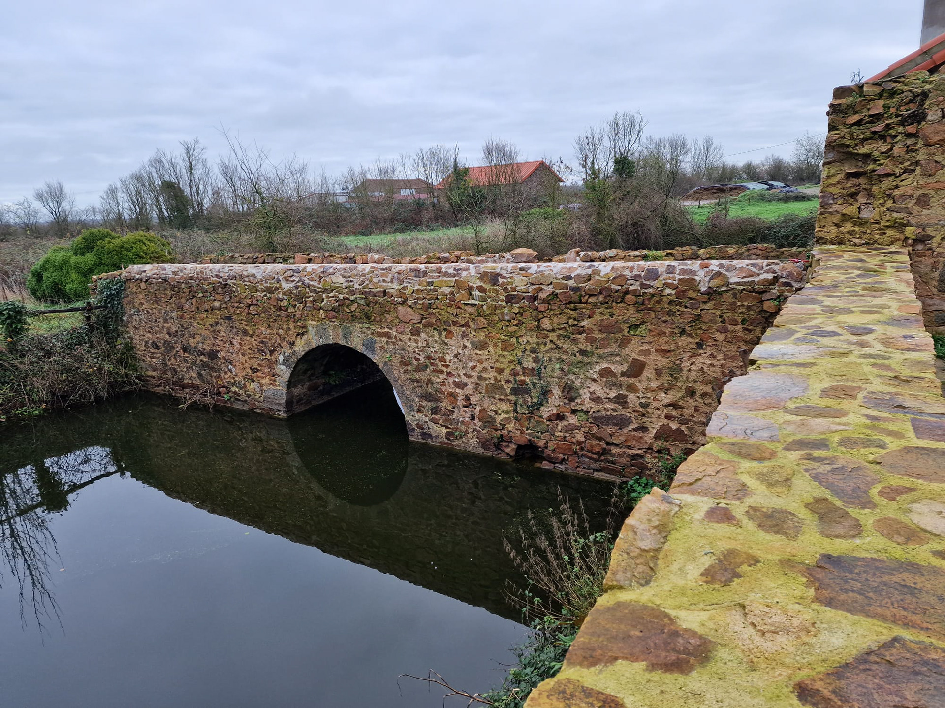 Chateau La Touche Brücke nach der Restaurierung