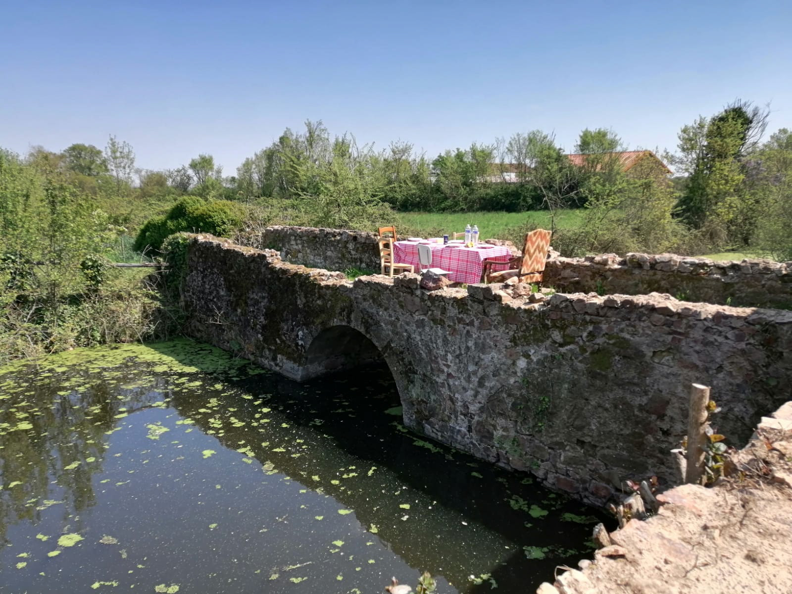 Chateau La Touche Brücke vor der Restaurierung
