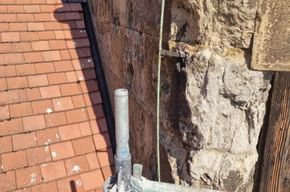 Schadensbild links, fehlende Säule, fehlende Base