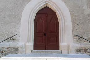 2024 Filialkirche zum kostbaren Blut Christi Pulkau Südportal nach der Restaurierung