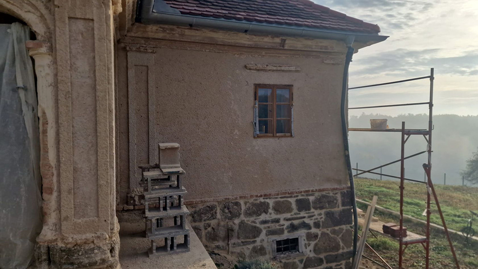 Restaurationsprozess und restauriertes Feldsteinmauerwerk Südwestseite