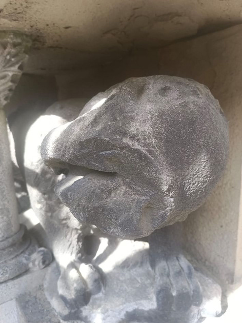 Burg Kreuzenstein, Löwe vor der Restauration