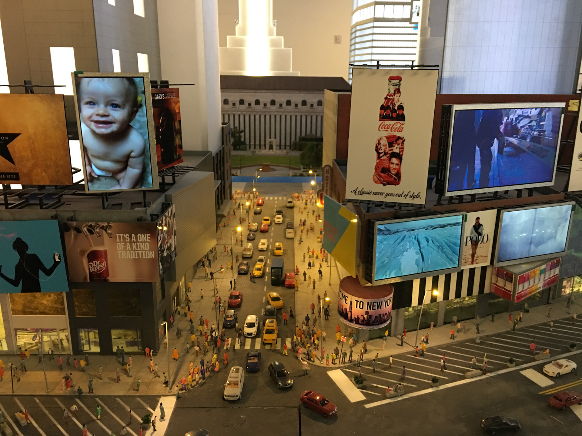 Recreation of Iconic Times Square in NYC in H0 Scale (1:87) - Gullivers Gate, 2017