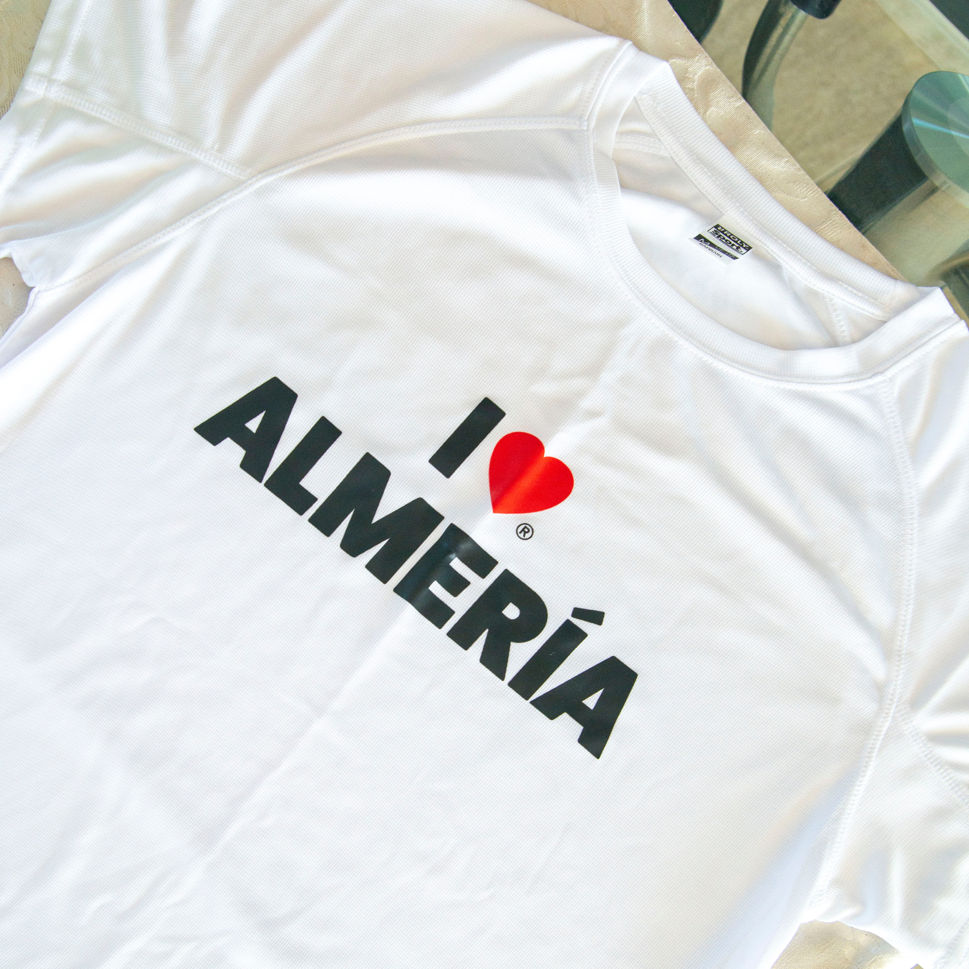 Diseño icónico corazón rojo colección exclusiva I Love Almería souvenir oficial Almería