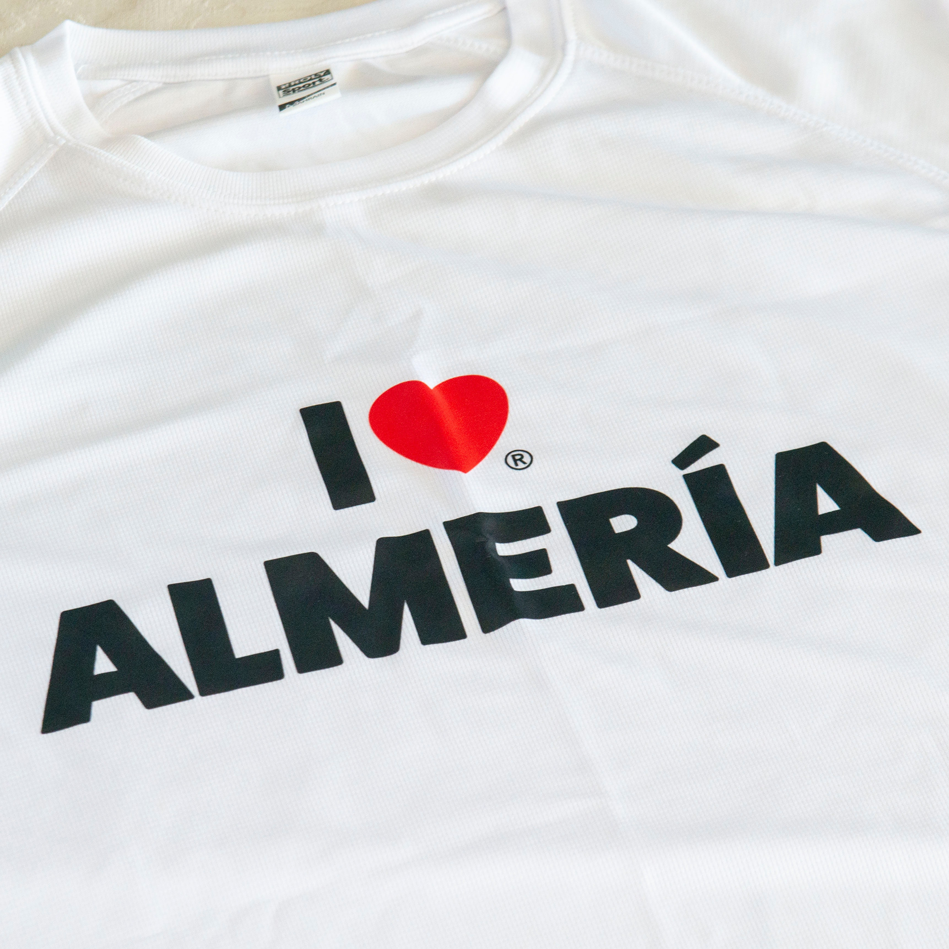 Camiseta premium Roly Sport I Love Almería alta calidad poliéster técnico transpirable