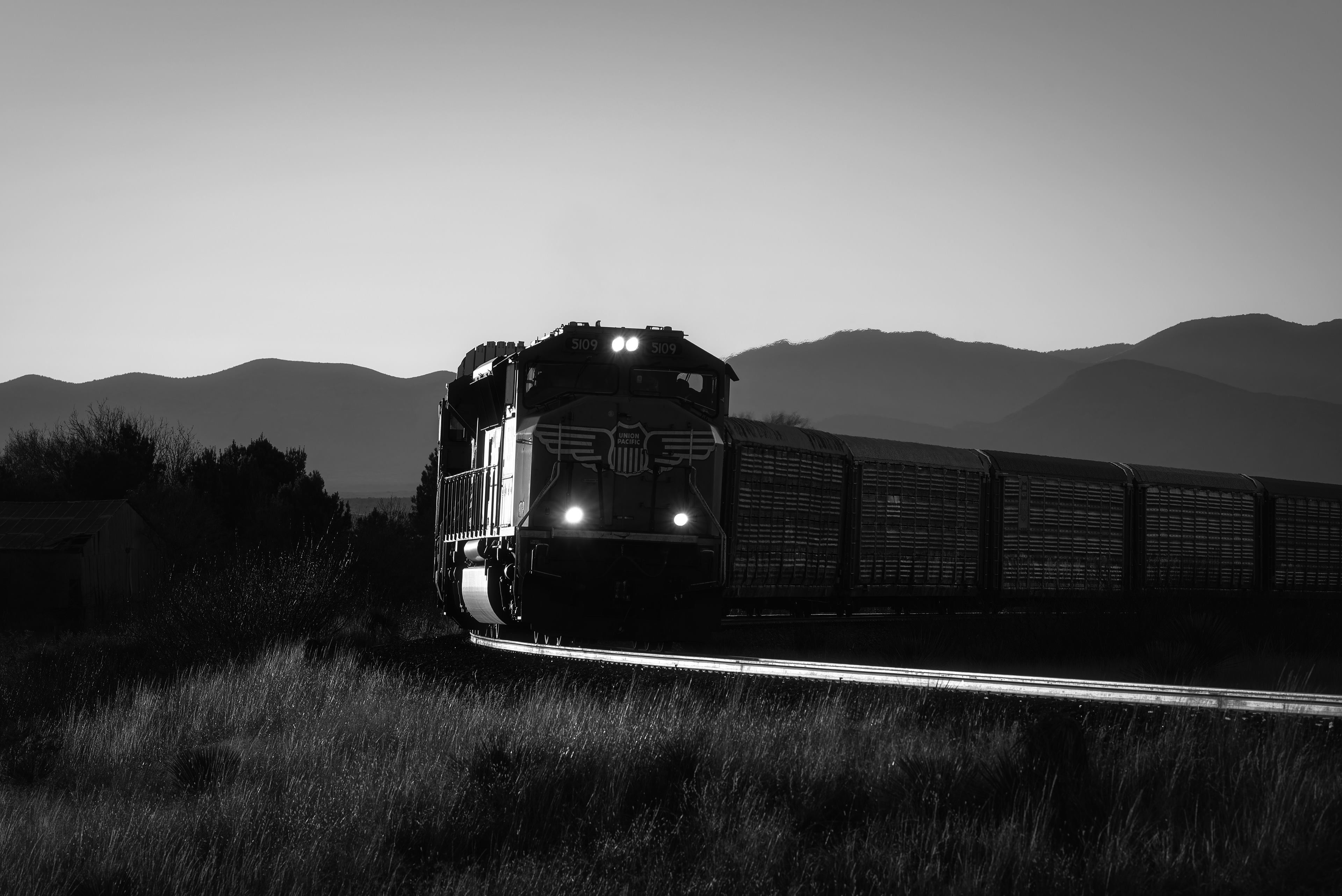 Late on a February afternoon, SD70M 5109 leads an SD70ACe and a string of autoracks eastbound at Marathon, Texas on the Sunset Route.