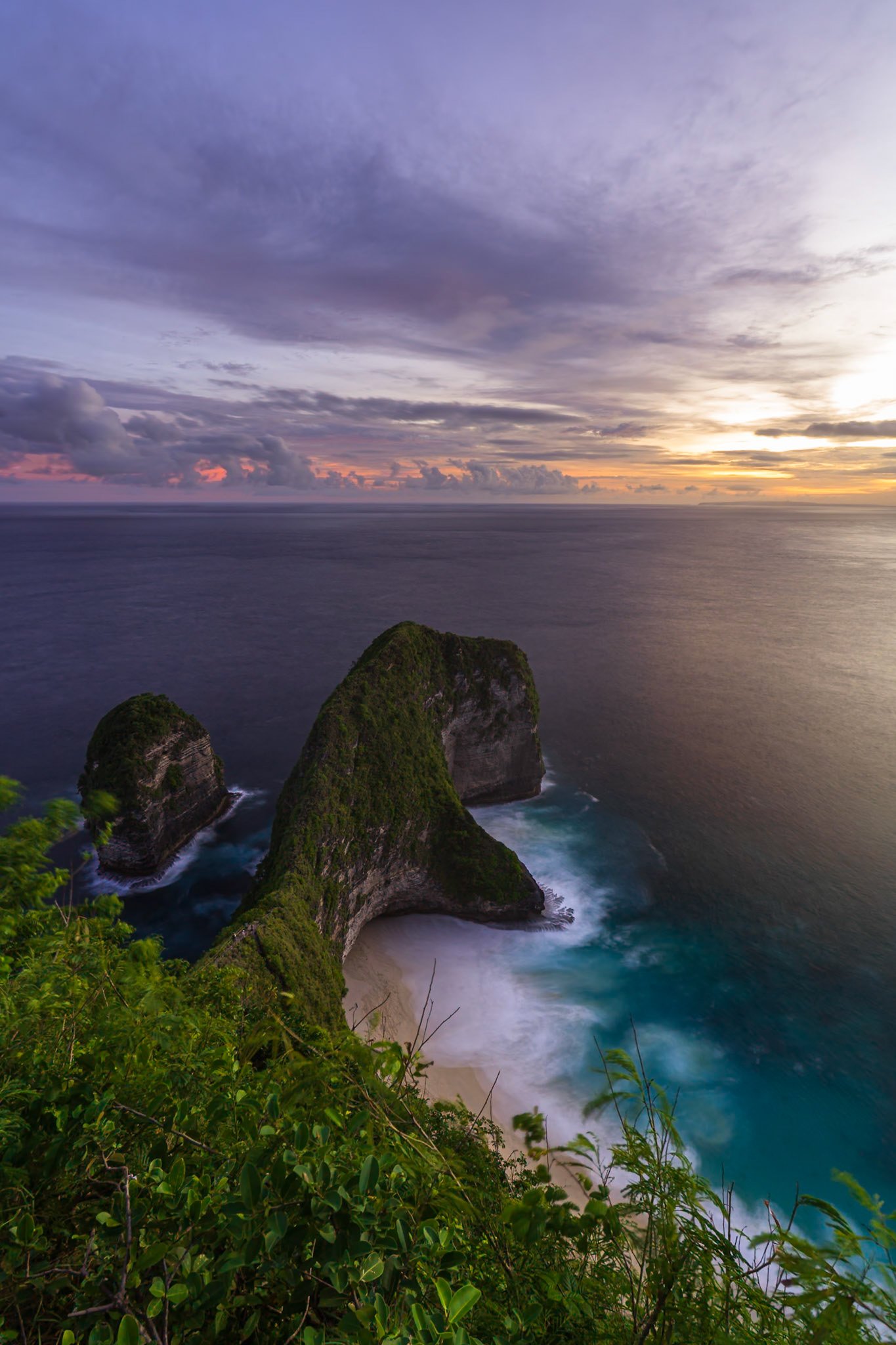 Kelingking_T-Rex_Sunset