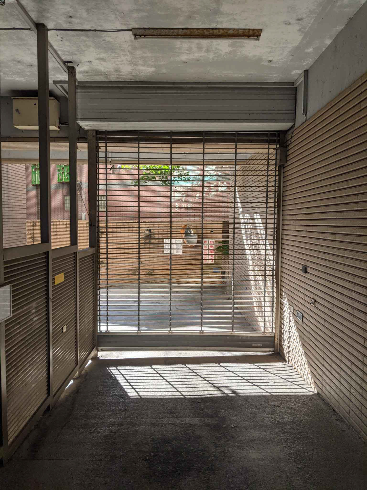 凱悅二期的車道閘門