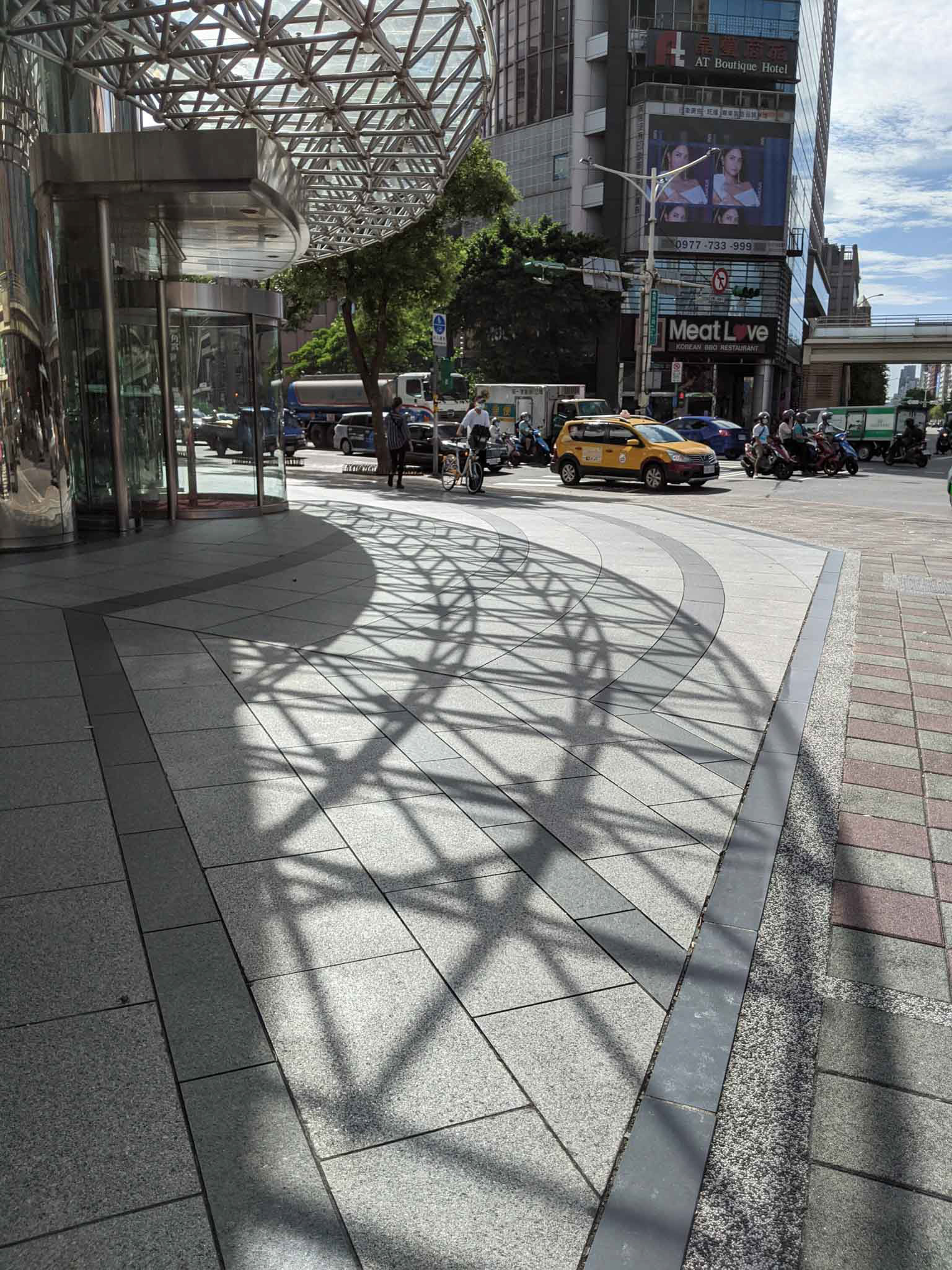 信義路基隆路口大樓門口