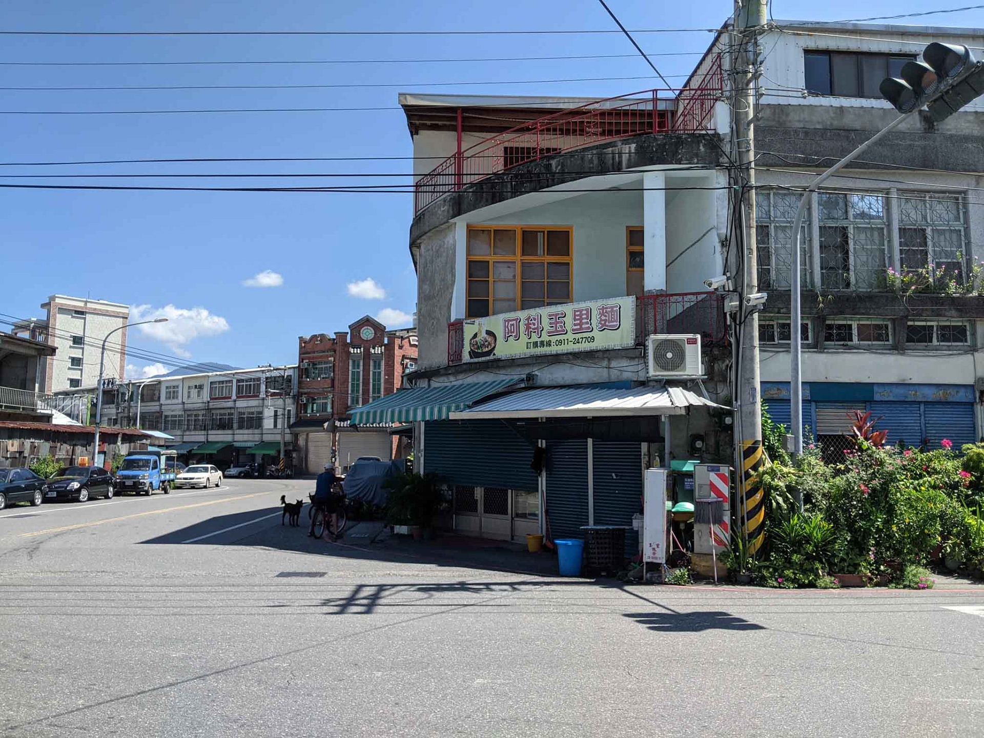 中山路上的電線杆和紅路燈2