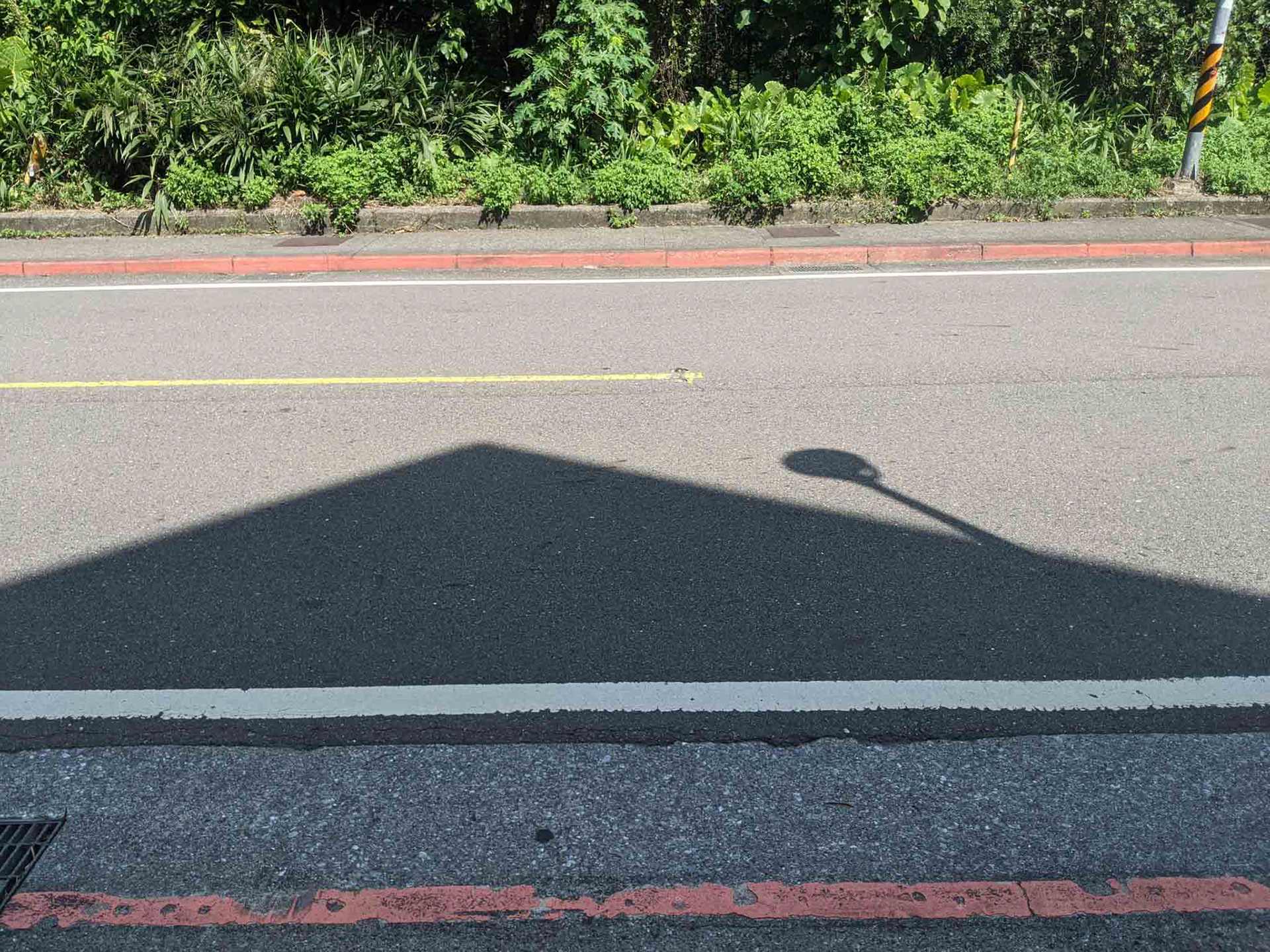 萬美街二段 屋簷和路燈