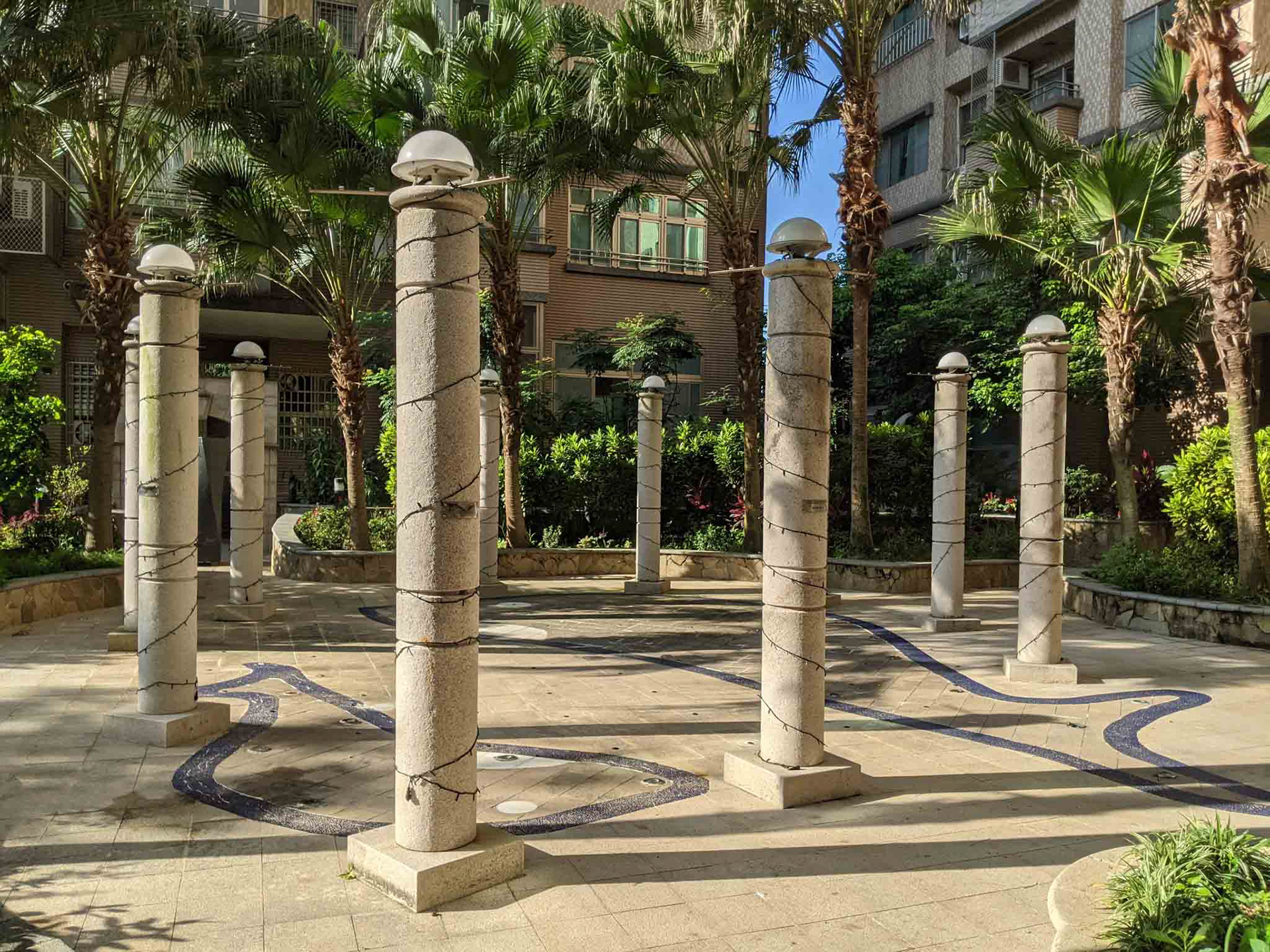 凱悅二期中庭上午