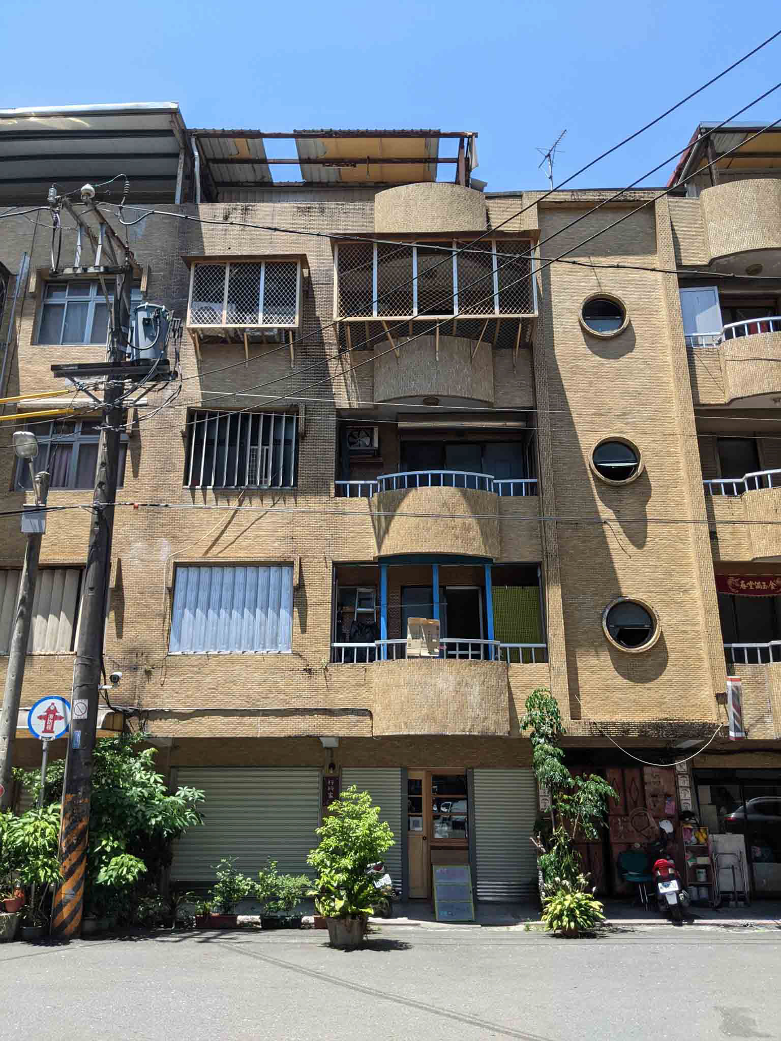 大忠路15巷公寓外牆1