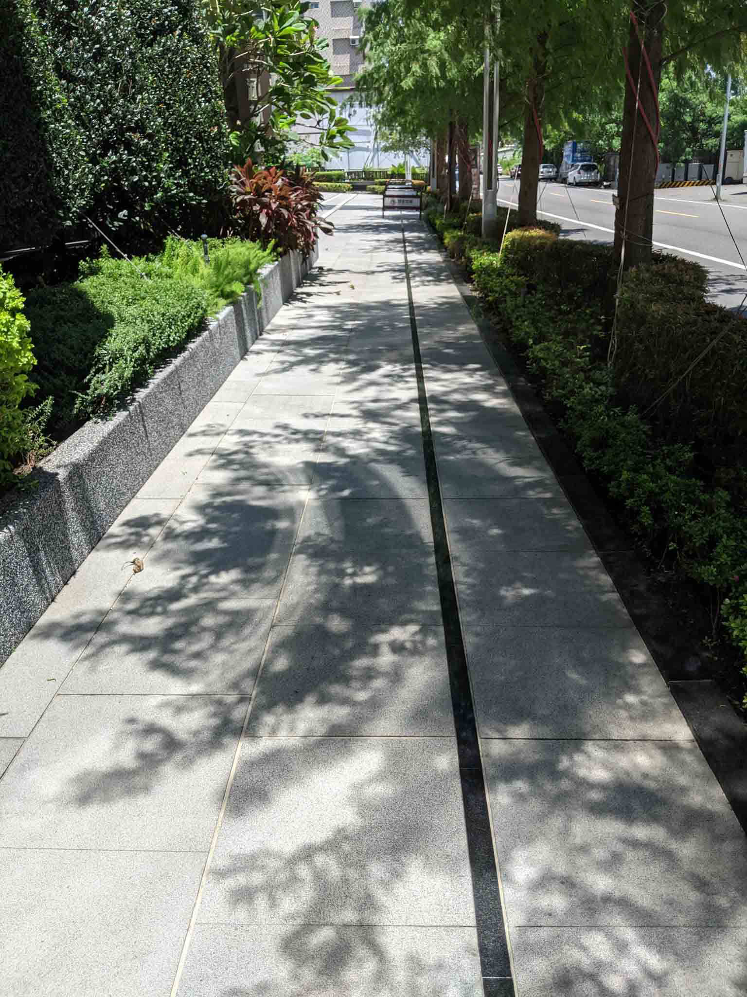 涵松樓旁人行道