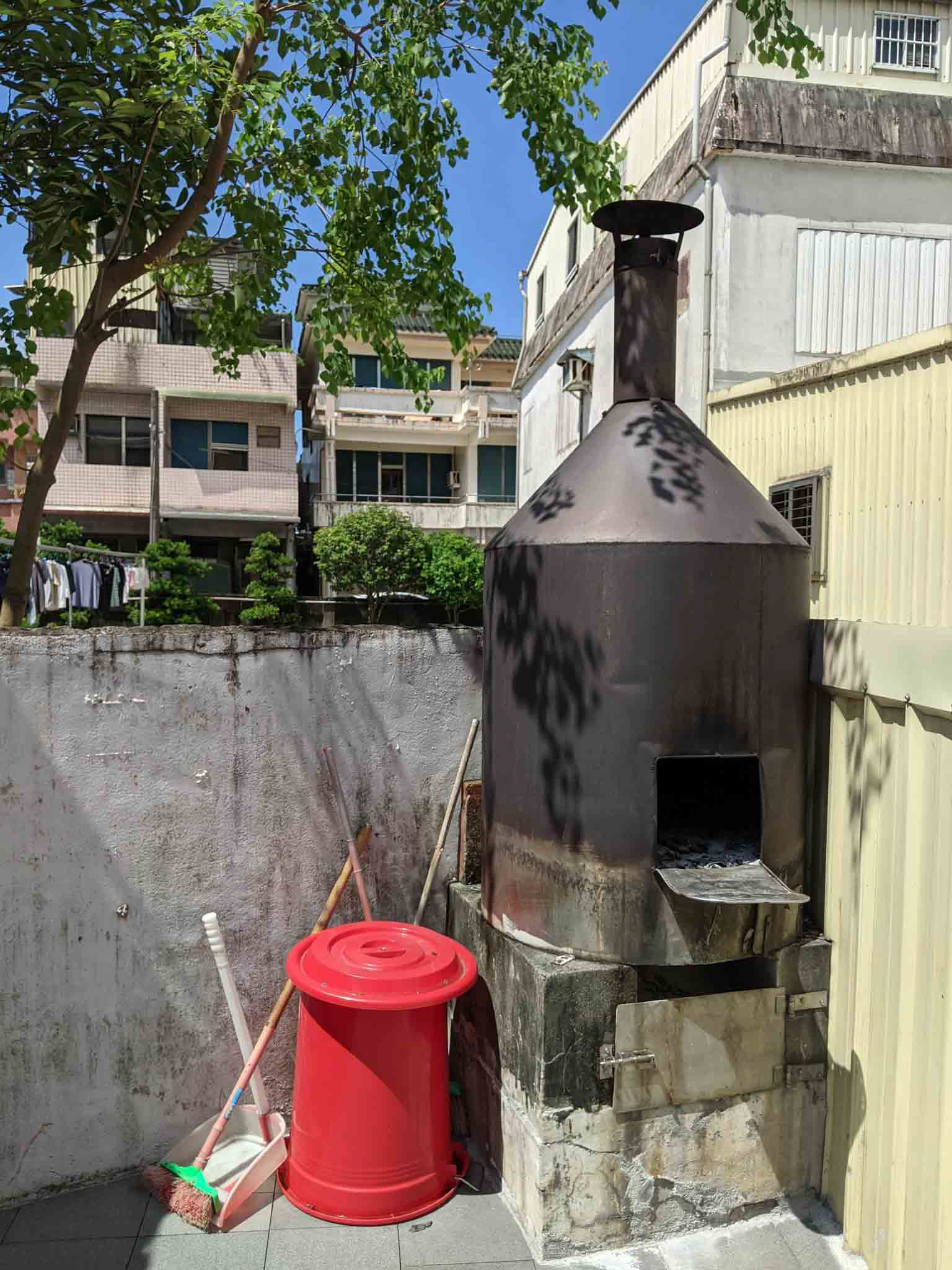 冬山鄉樹影下的金爐