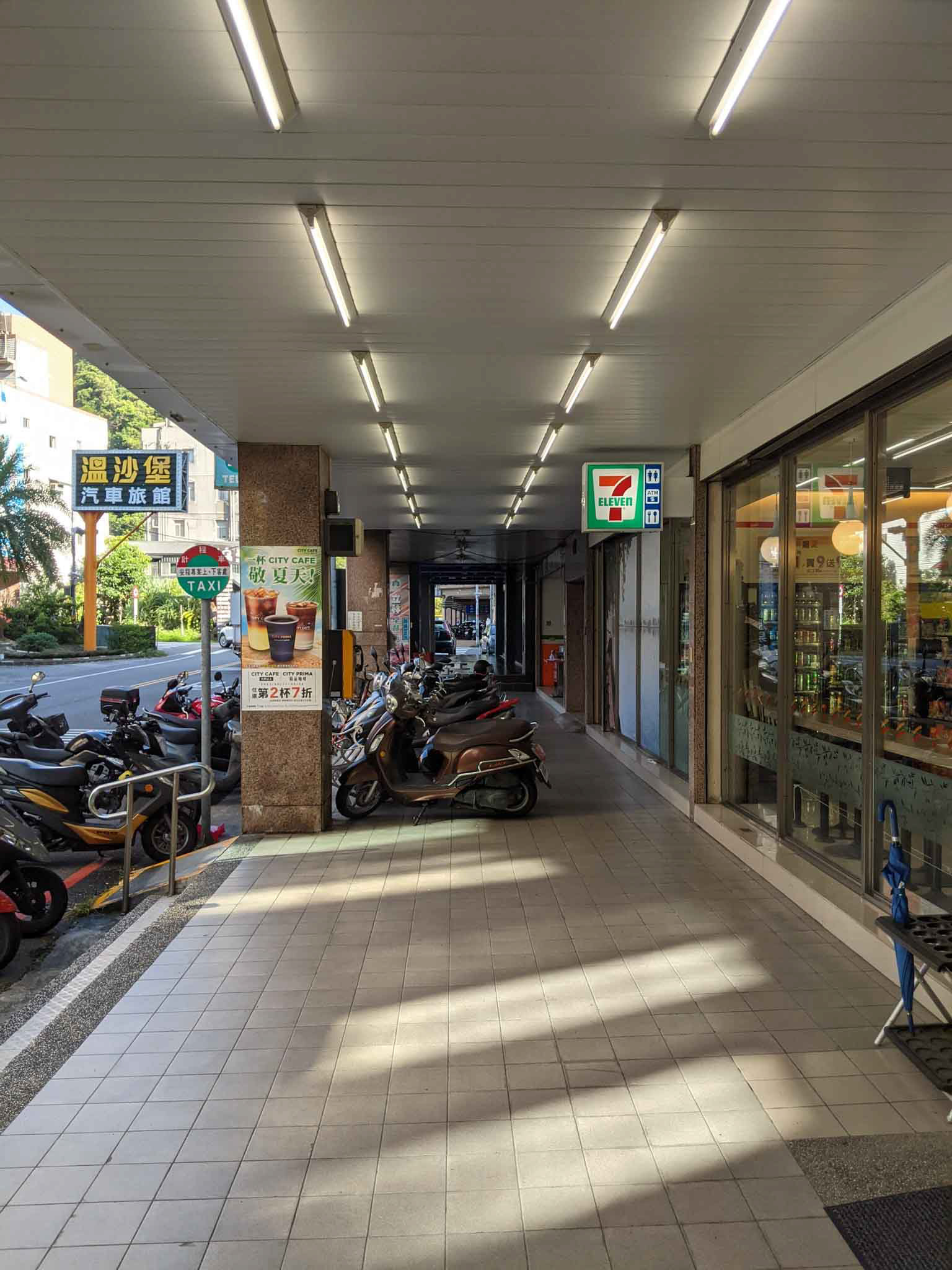早晨的大忠路上便利商店