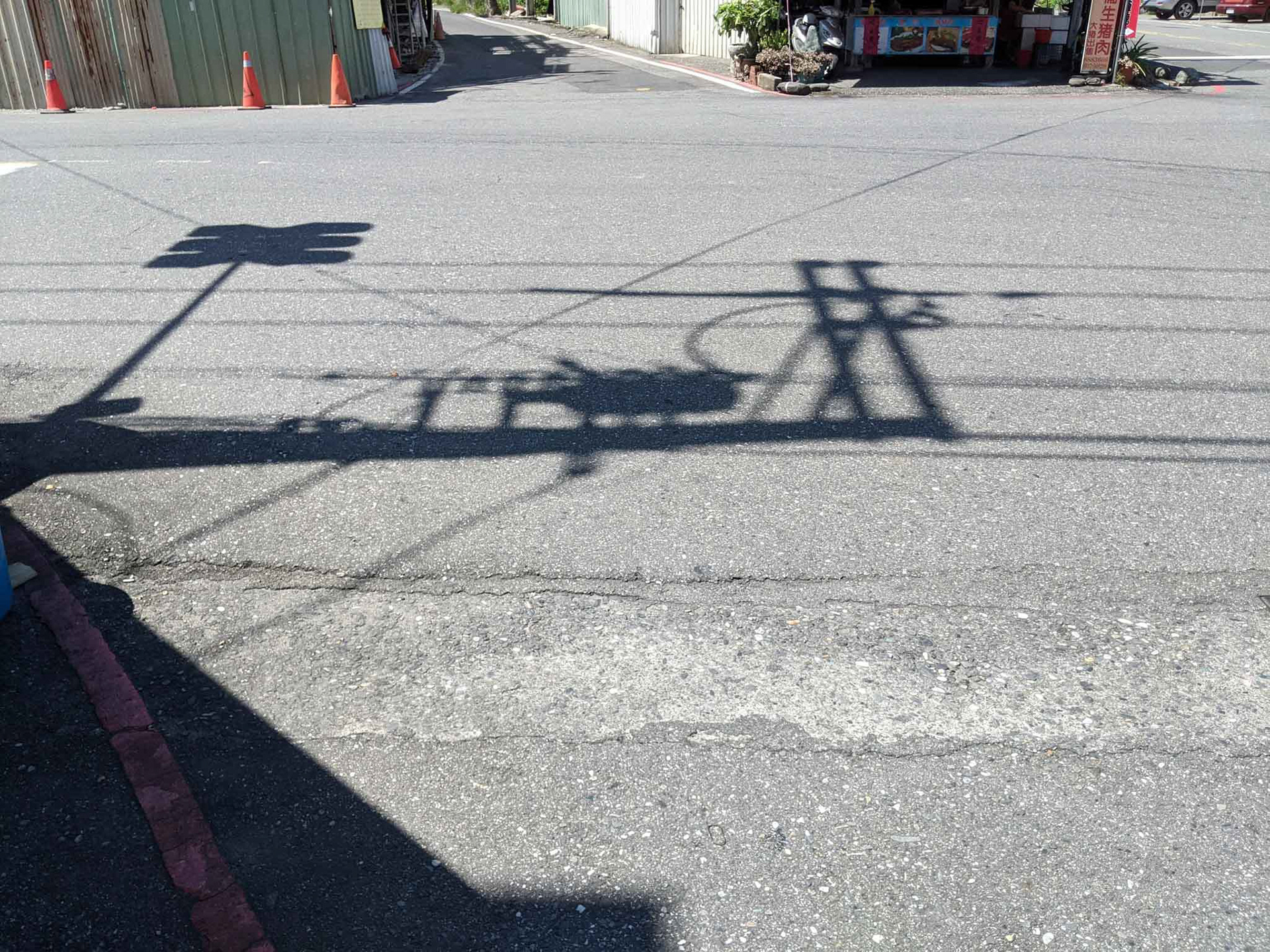 中山路上的電線杆和紅路燈1