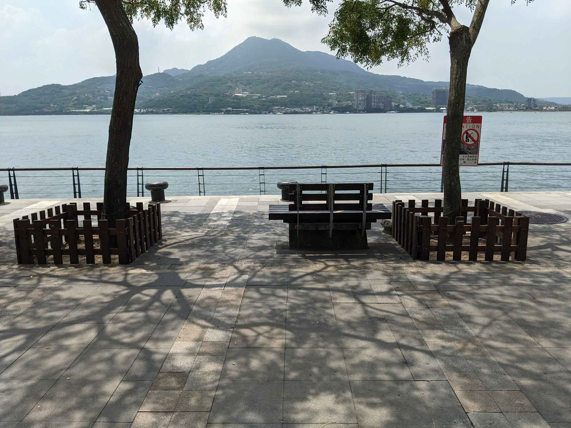 淡水河岸人行道