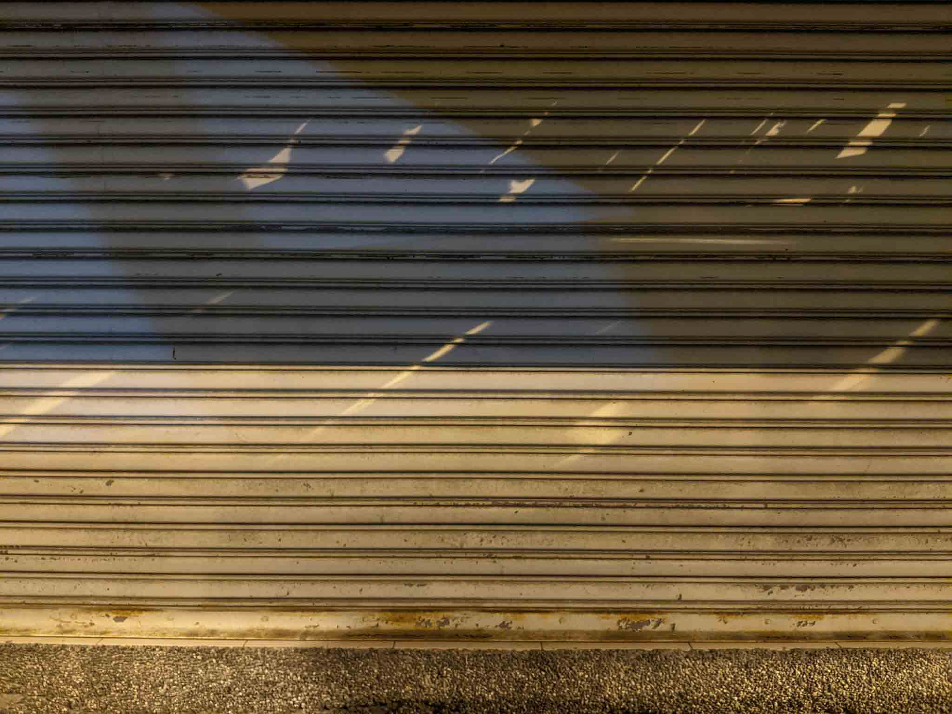 夜晚的鐵捲門