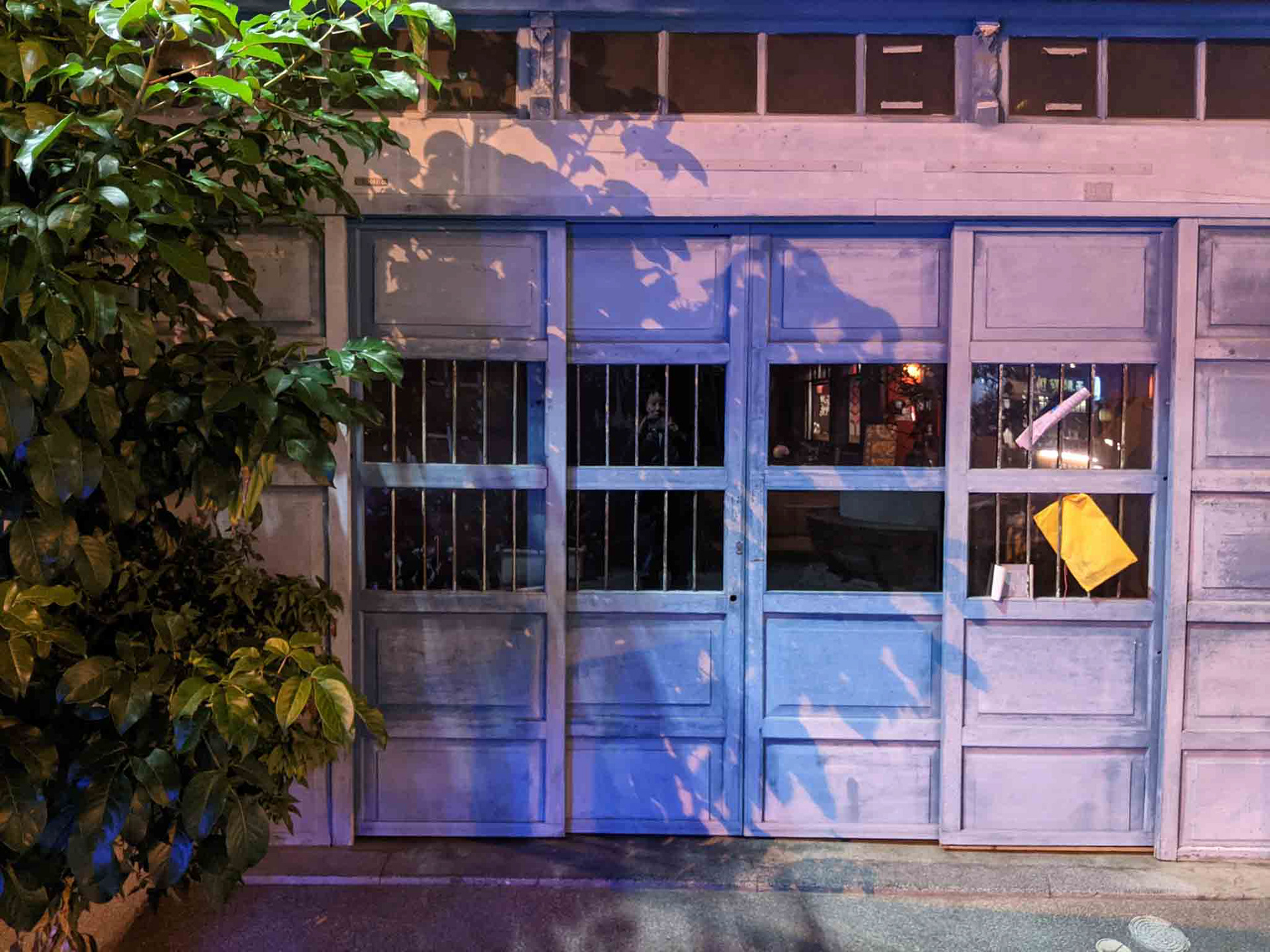 夜晚的木製拉門