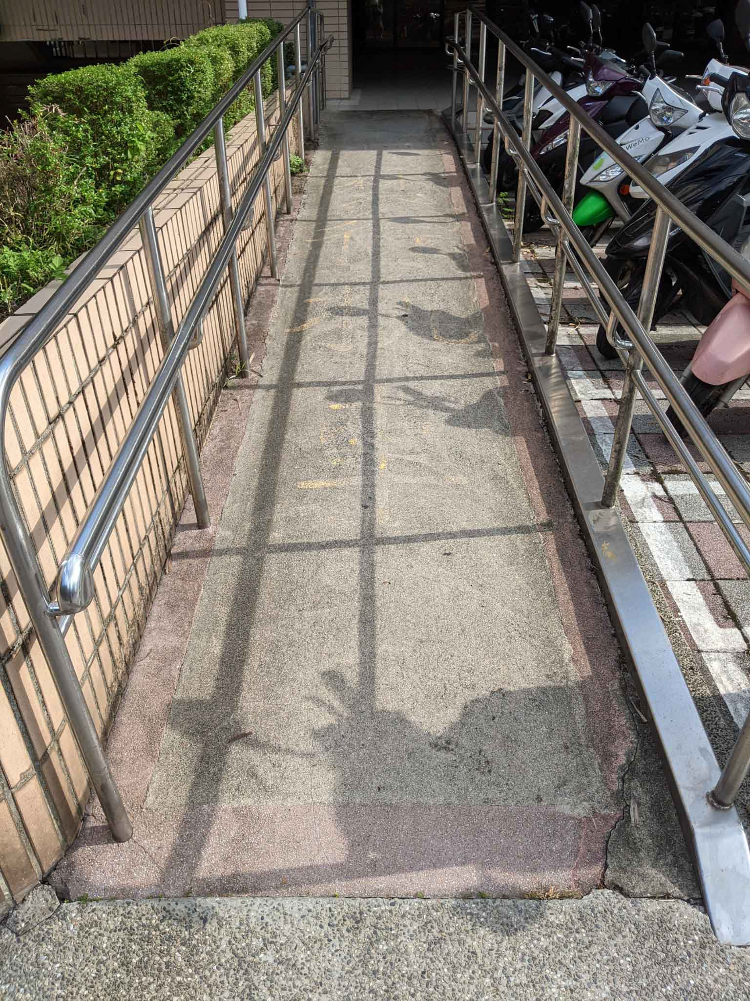 萬美街郵局前的無障礙通道