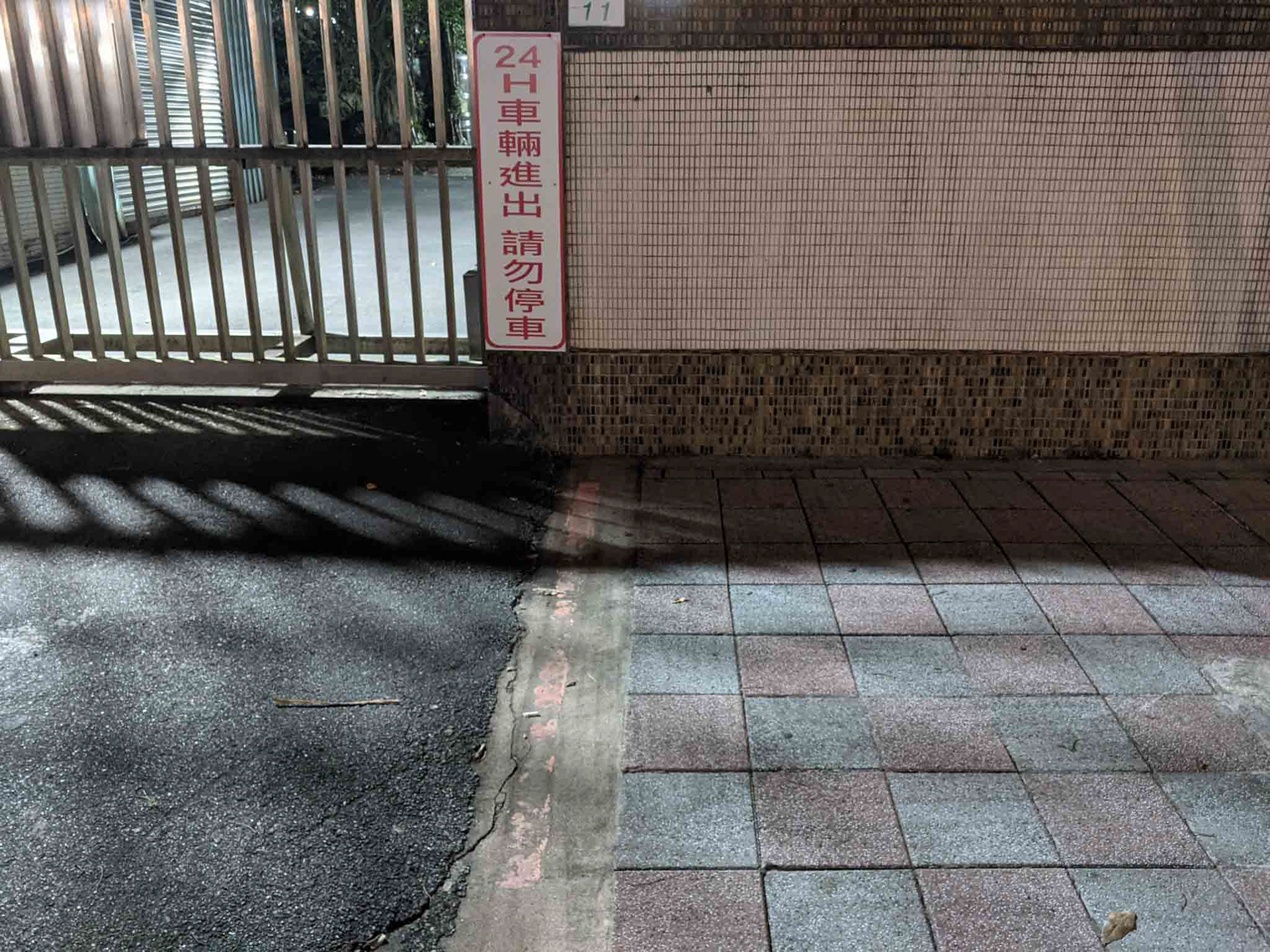 電信局的大門外2
