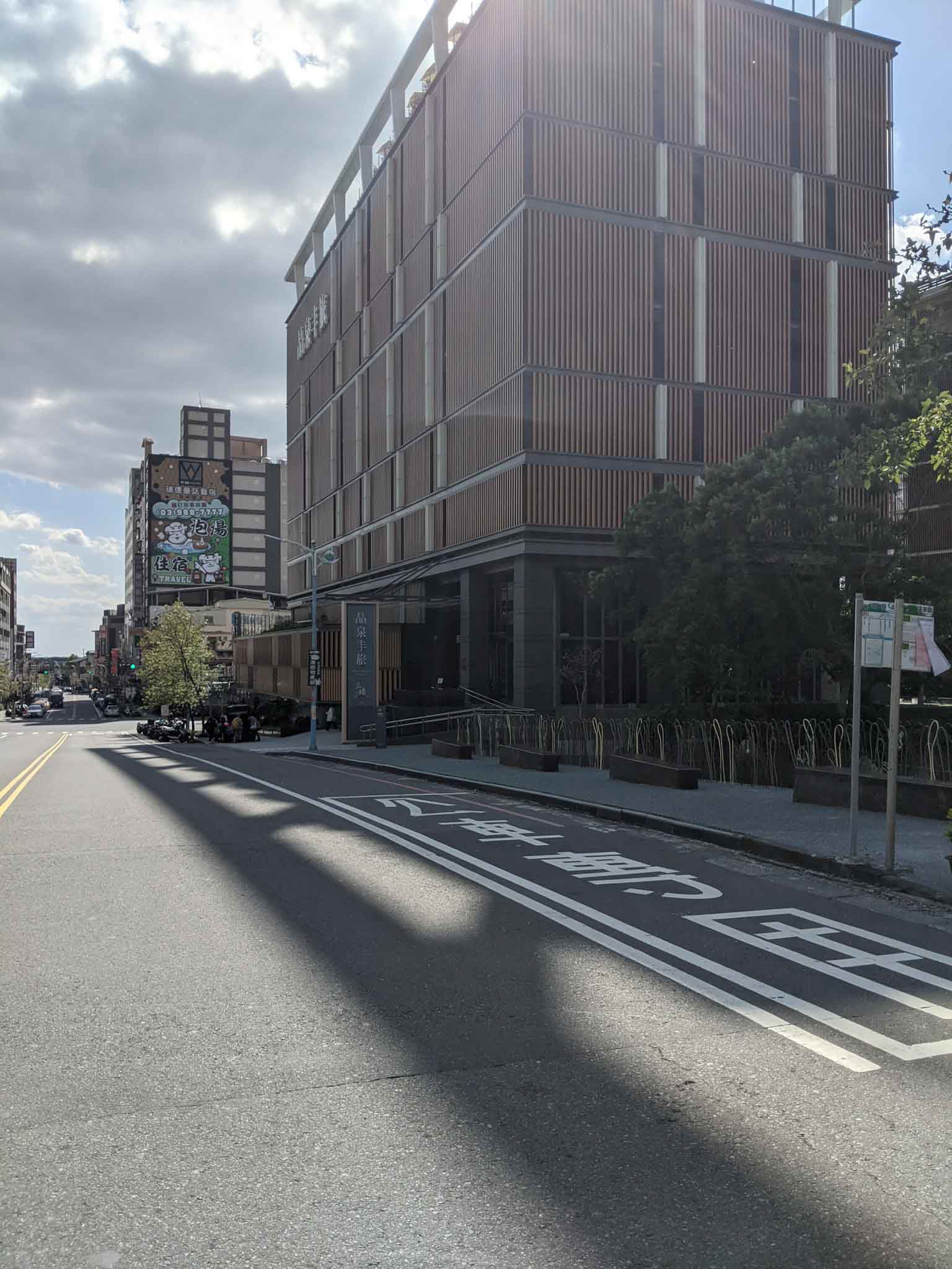  溫泉路上的旅館建築