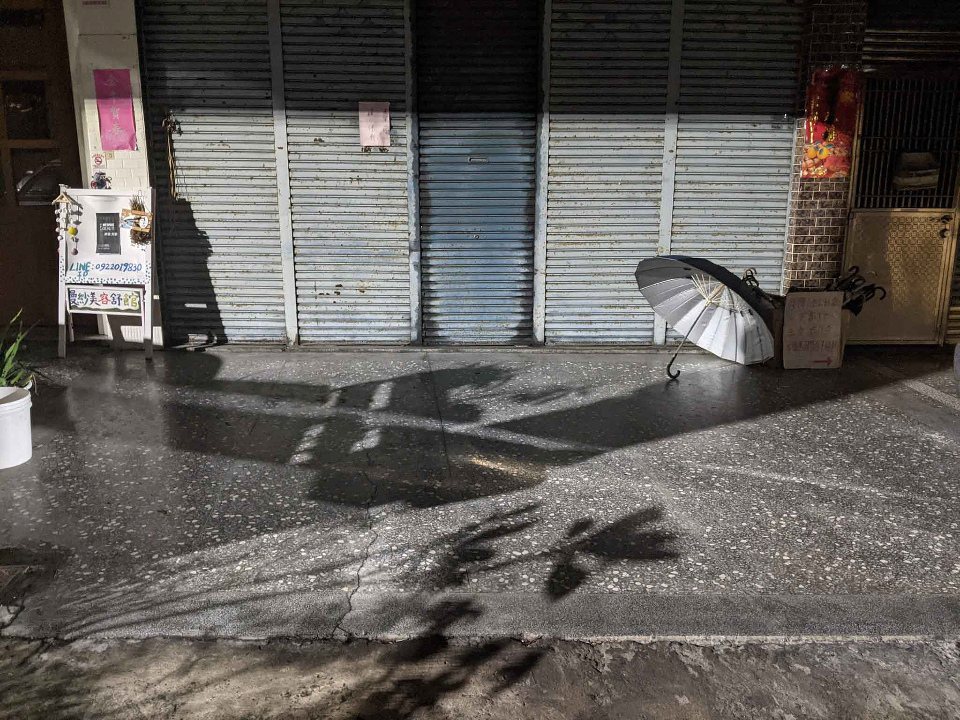 仁愛路上民宅門口