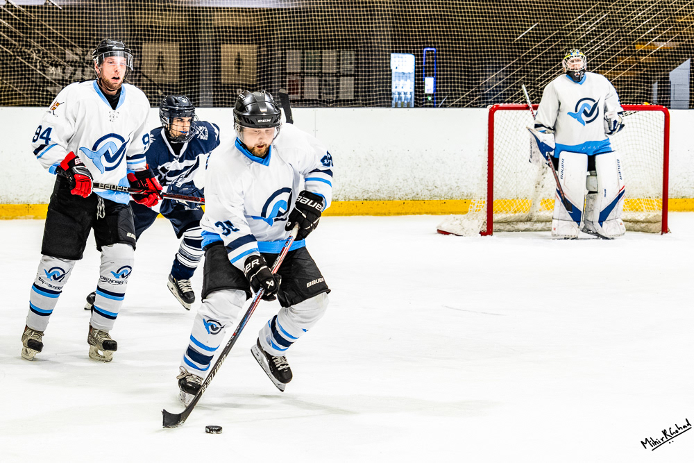 01-03-2025-222356_IceHockeyVarsityVikAvsNar_0942-Enhanced-NR_Website.JPG