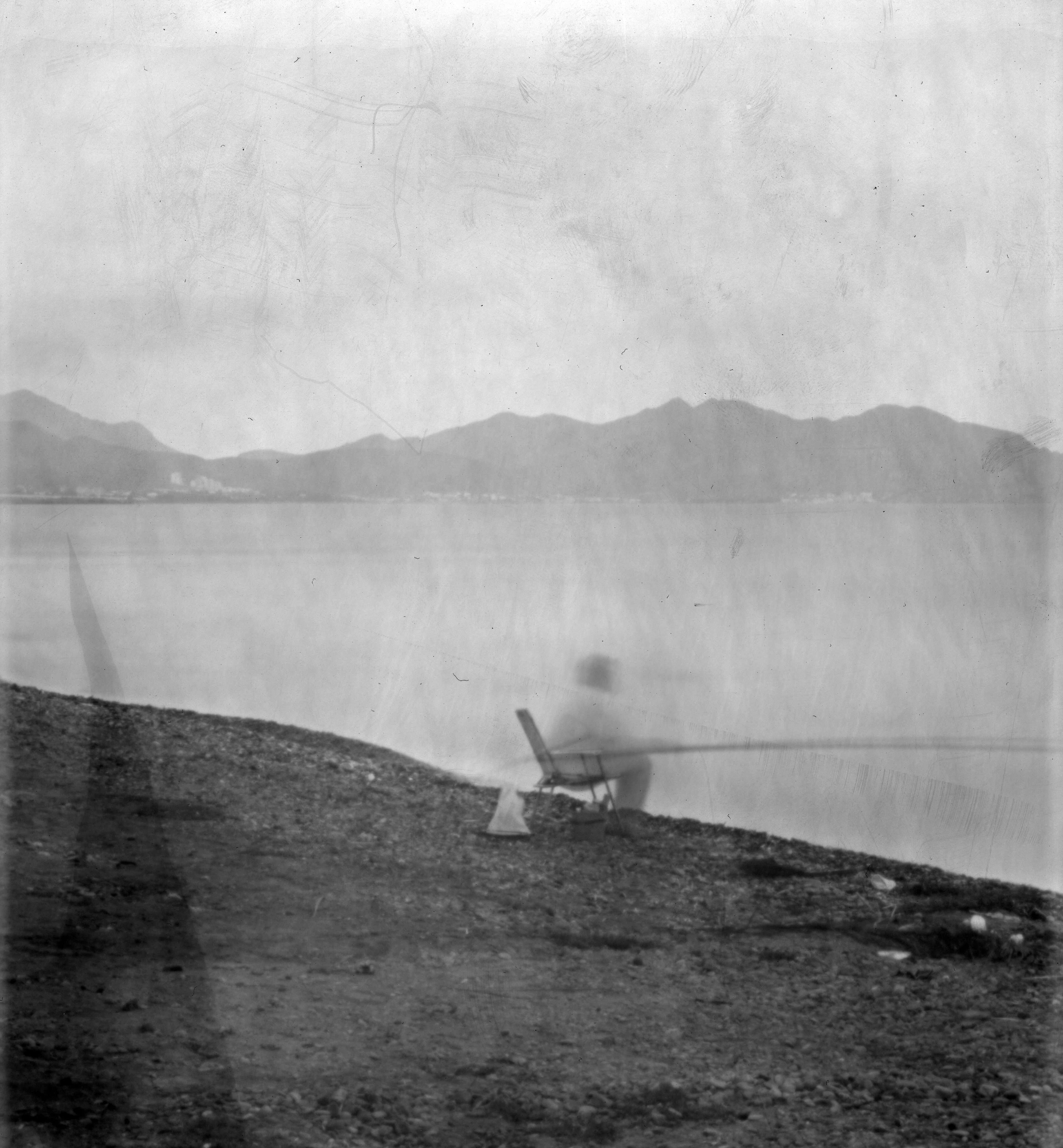 Fotografiar sin óptica ni mecánica, sólo física y química. Cámara Estenopéica para negativos de 20x25 cm fabricada en 2013