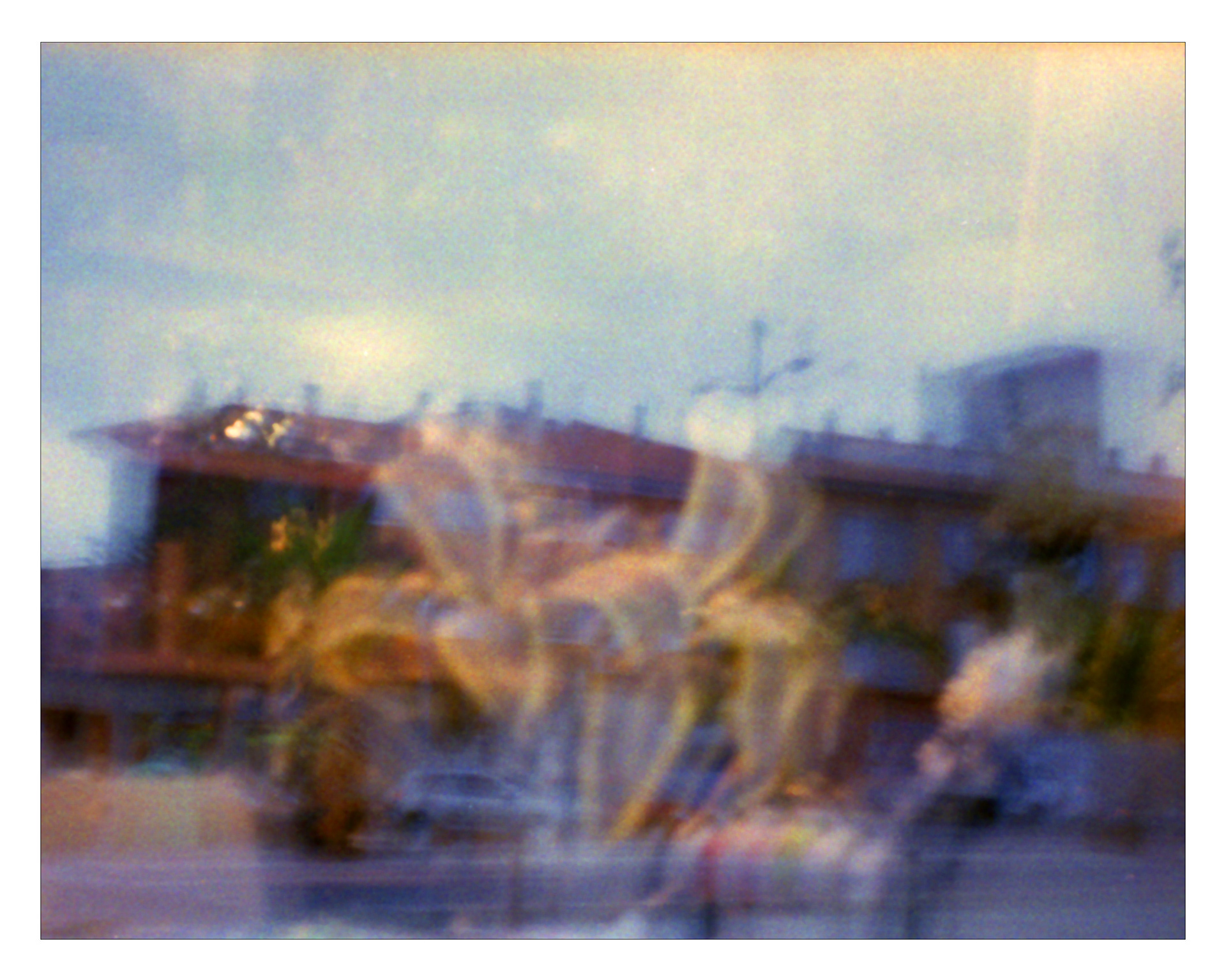 Cuando los reflejos forman parte de la composición abstracta. Cámara Kodak Retina 1a fabricada sobre 1952