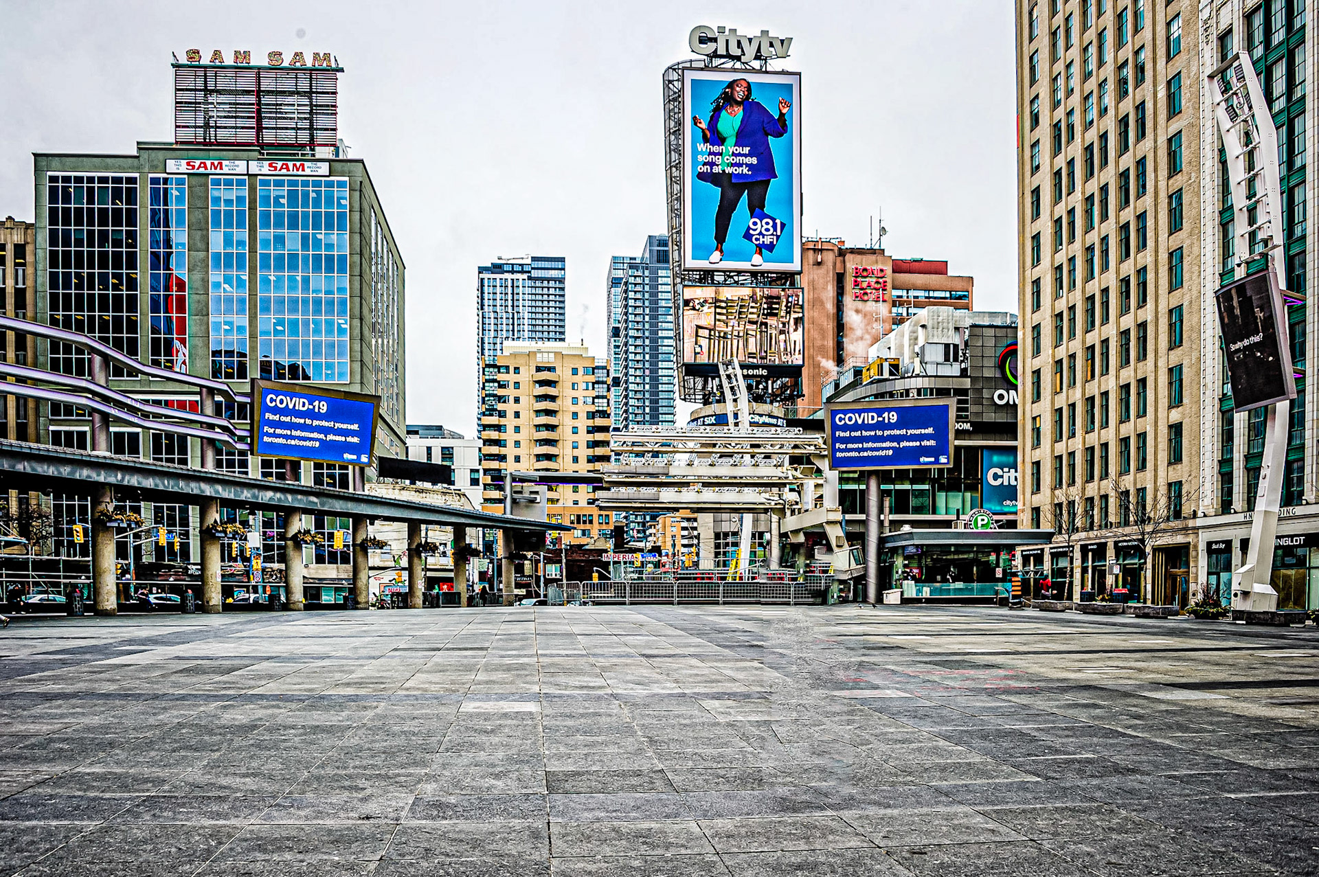 Dundas Square, 19Mar2020