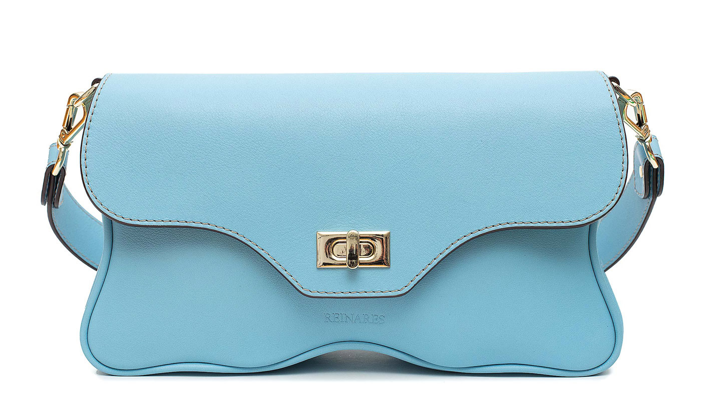 Fotografía de producto profesional en Asturias. Imagen de bolso de piel azul para catálogo y ecommerce, realizada por Ojos de Hojalata, fotógrafo de producto en Asturias especializado en fotografía comercial y publicitaria.