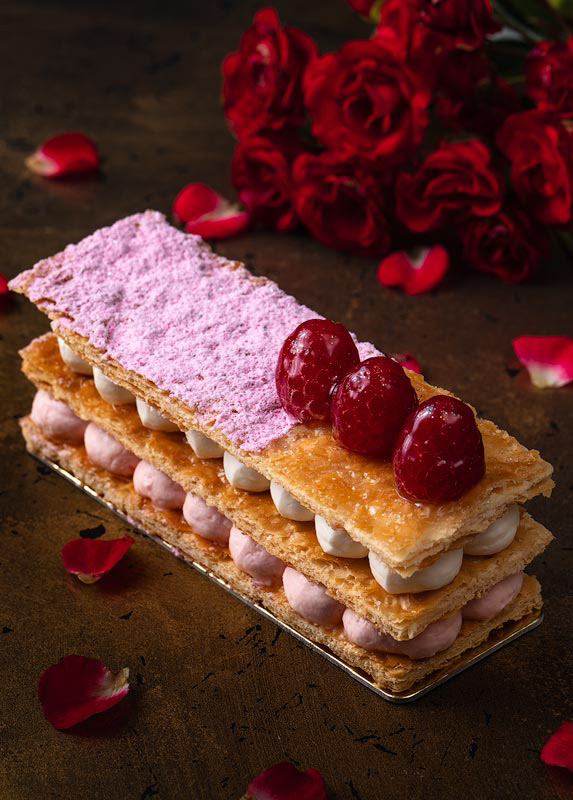 Fotografía gastronómica profesional en Gijón, Asturias. Postre de pastelería con frambuesas y crema, realizado por Ojos de Hojalata, fotógrafo gastronómico en Asturias especializado en fotografía de producto y repostería artesanal.