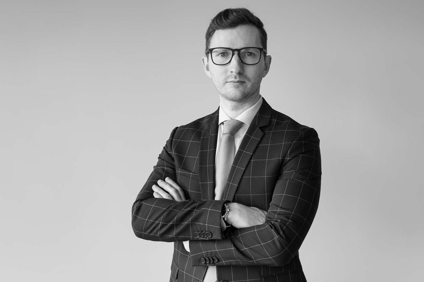 Retrato corporativo en blanco y negro de ejecutivo en Asturias. Fotografía profesional para empresas, realizada por Ojos de Hojalata, fotógrafo corporativo en Asturias especializado en imagen de marca y fotografía de perfil empresarial.