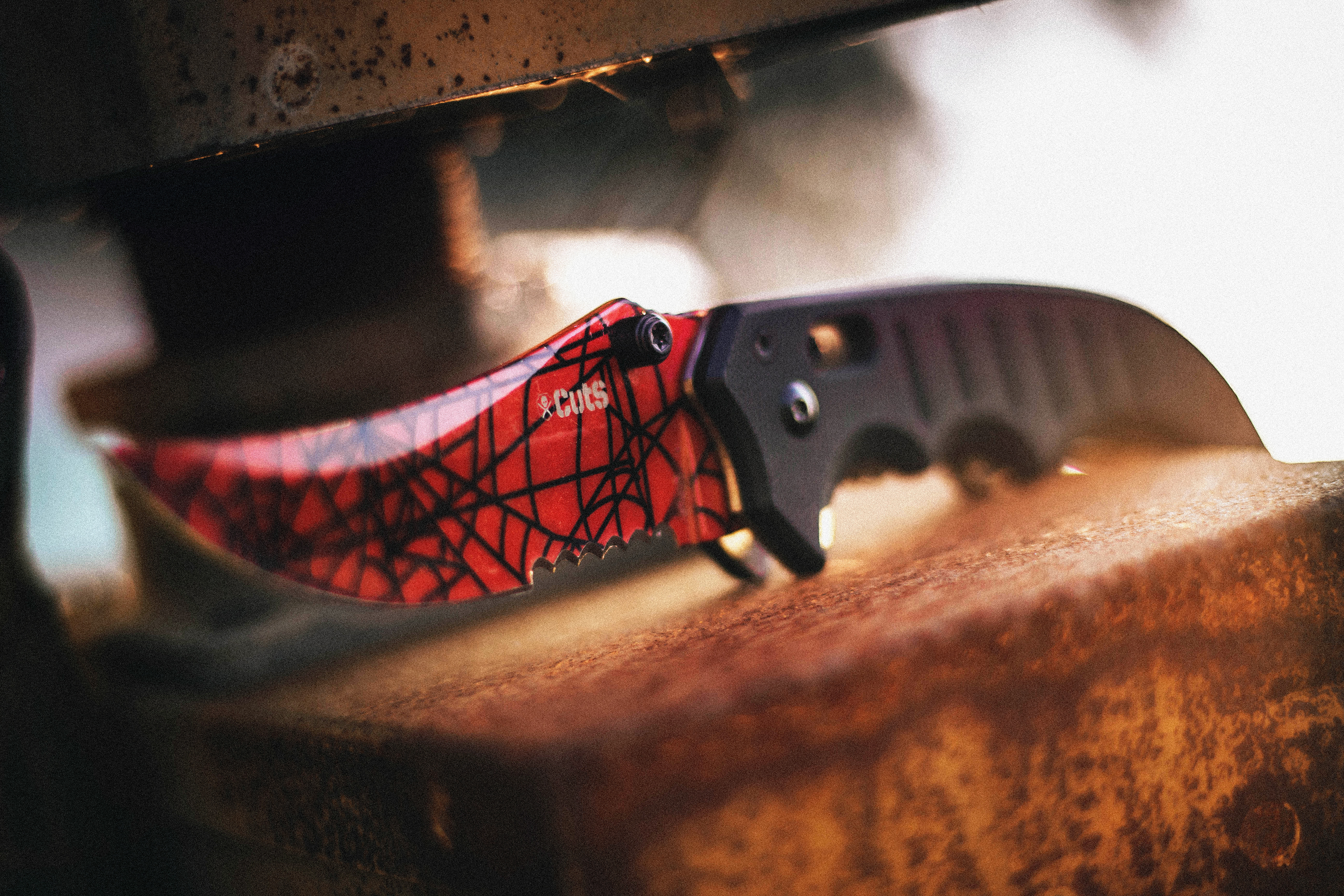 CUTS CRIMSON WEB